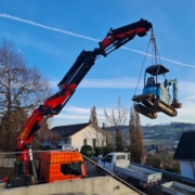 Bagger in Garten heben