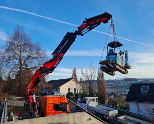 Bagger in Garten heben