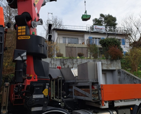 Material mit Mulde in Garten heben